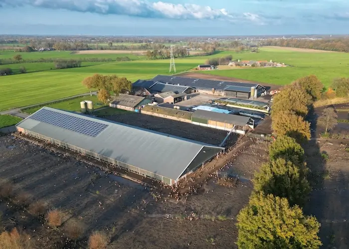 ZK_Afbeelding_Onderwerpen_700x500 Luchtfoto van een boerderij met zonnepanelen op het dak.