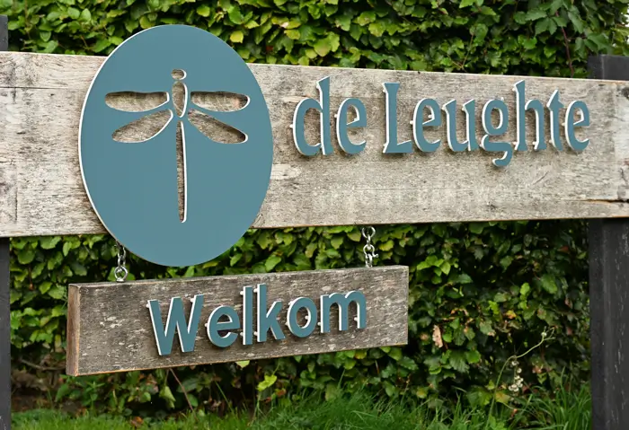 Foto van het bedrijfsbord van De Leughte.