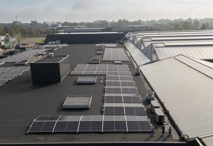 Foto van het dak met de zonnepanelen erop bij Eurofleur.