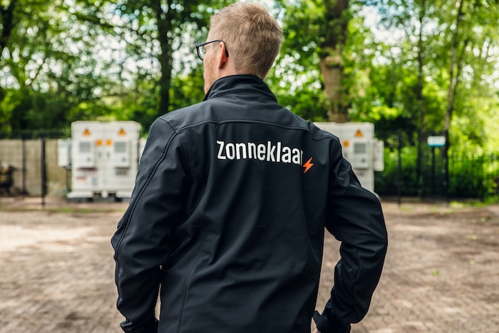 Medewerker van Zonneklaar op locatie