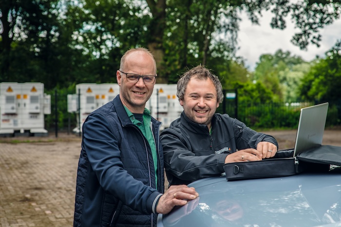 Medewerker met klant op locatie - Zonneklaar